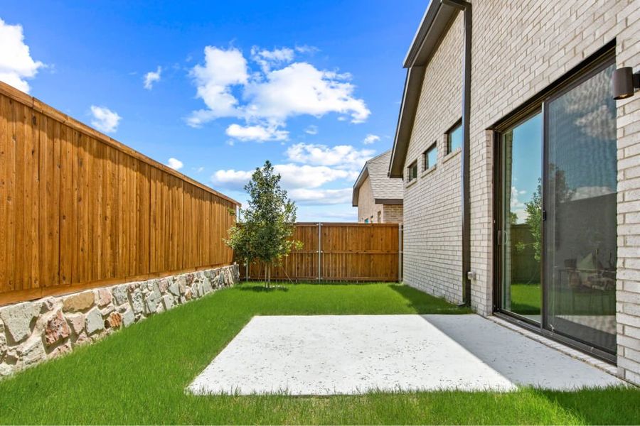 Exterior details and patio area of a home in Willow Grove, Melissa (Image 3).