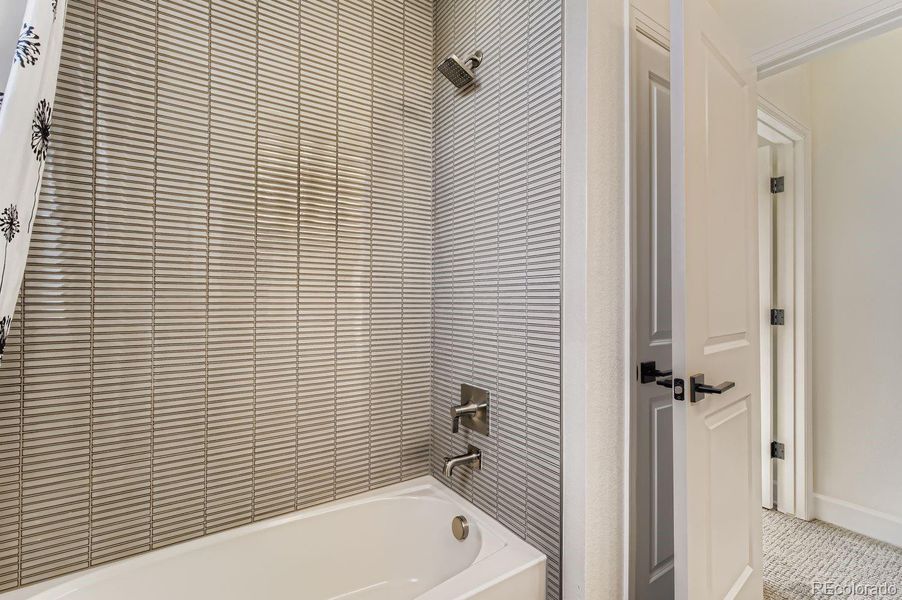 INTERIOR PHOTOS ARE WILLOW MODEL HOME.