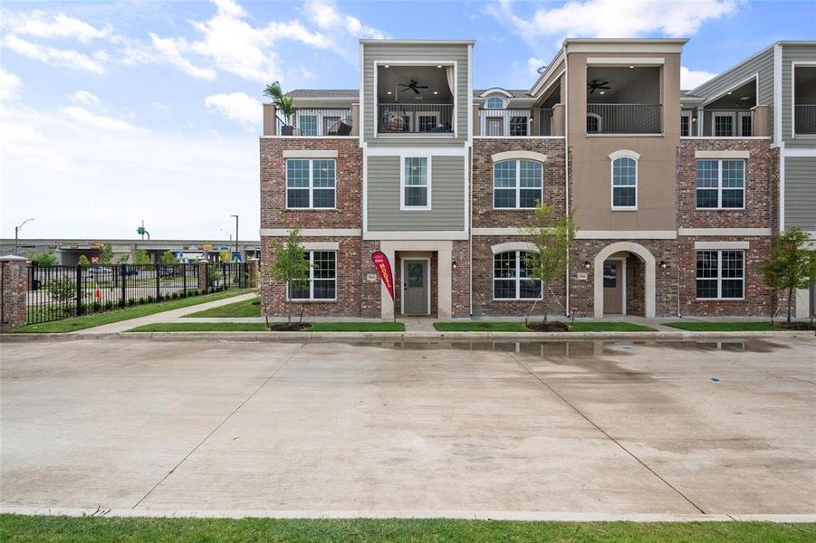 View of front facade featuring a balcony (stock photos of the model, colors may vary)