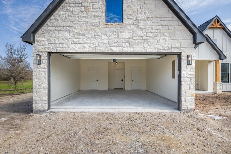Exterior details and patio area of a home in , Bedias (Image 21).