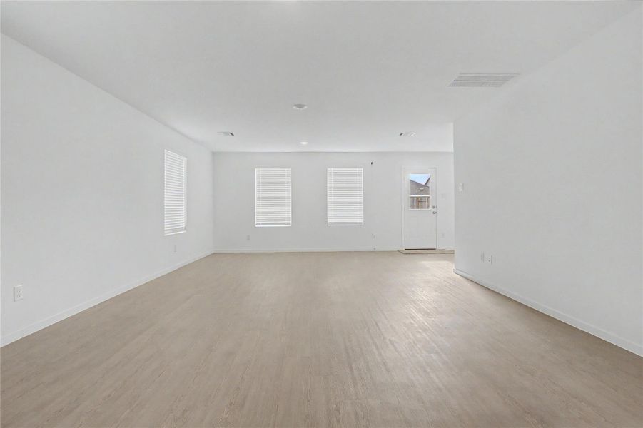 Spacious, unfurnished interior of a new home in Sunterra, Katy (Image 19).