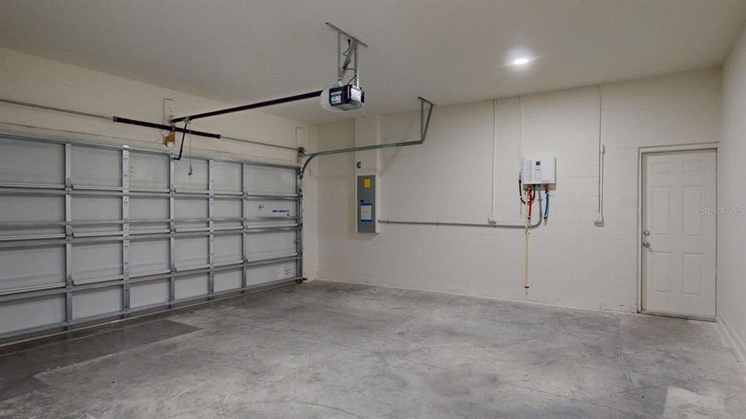 Spacious, unfurnished interior of a new home in , Tampa (Image 53).