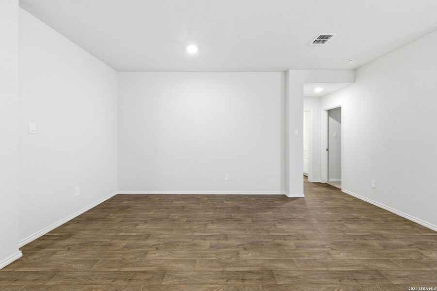 Spacious, unfurnished interior of a new home in Arroyo Ranch, Seguin (Image 37).