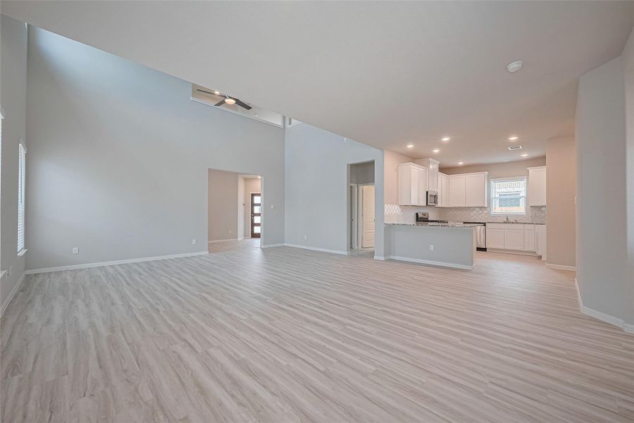 Spacious, unfurnished interior of a new home in Sunterra, Katy (Image 20).