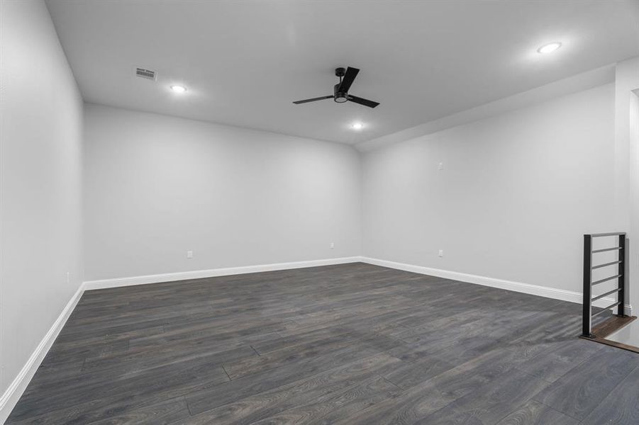 Spare room with dark hardwood / wood-style floors and ceiling fan