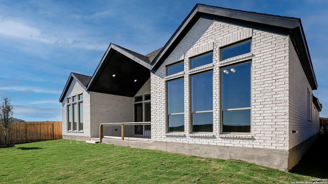 Exterior details and patio area of a home in Meadows Of Mill Creek 60', Seguin (Image 3).