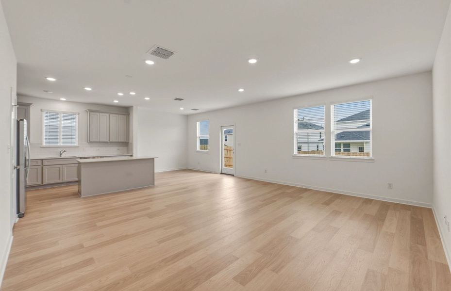 Spacious, unfurnished interior of a new home in Sunfield, Buda (Image 37).