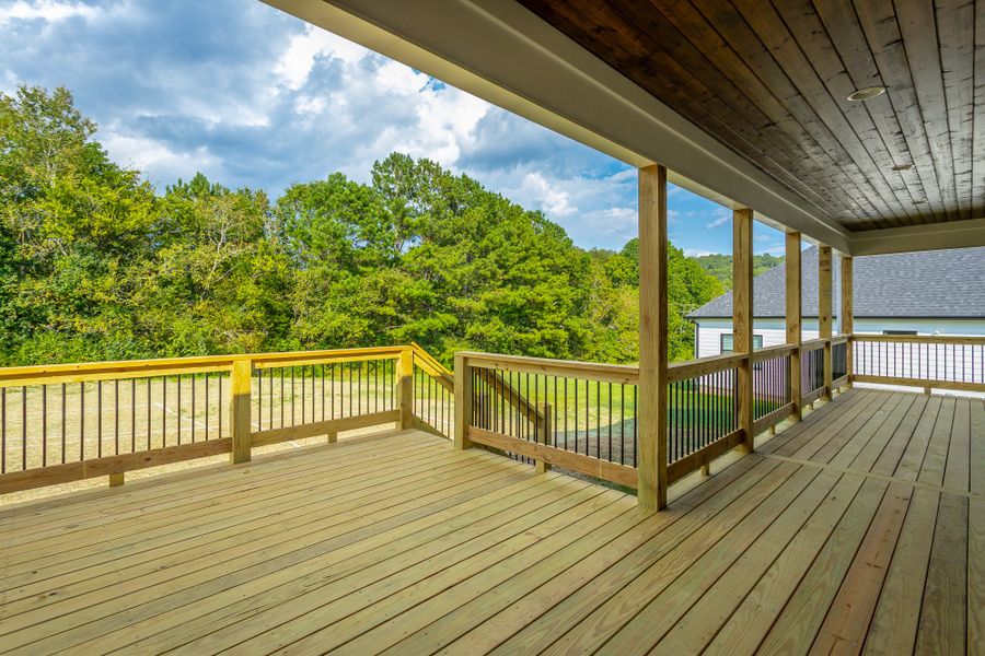 Exterior details and patio area of a home in Pine Ridge, Soddy-Daisy (Image 2).