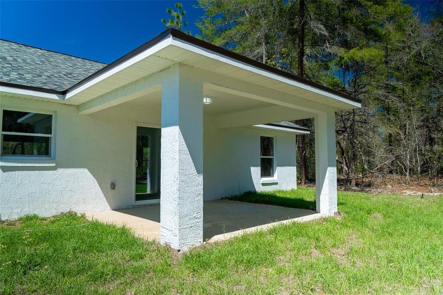 Exterior details and patio area of a home in , Ocala (Image 4).