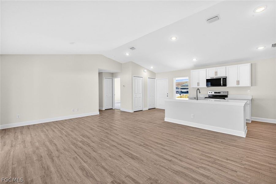 Spacious, unfurnished interior of a new home in Cape Coral, Cape Coral (Image 14).