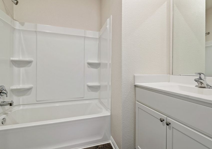 Secondary bathroom with a shower/tub combination