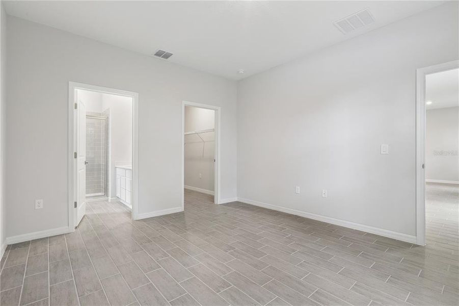 Spacious, unfurnished interior of a new home in , Ocala (Image 7).