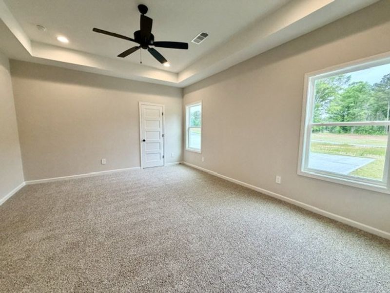 Spacious, unfurnished interior of a new home in Oakview, Pine Mountain (Image 16).