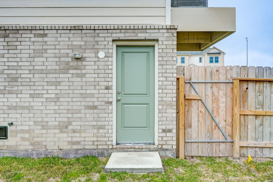 Exterior details and patio area of a home in Townsen Landing, Humble (Image 26).