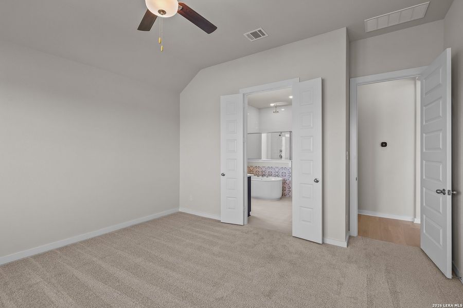 Spacious, unfurnished interior of a new home in Buffalo Crossing, Cibolo (Image 22).