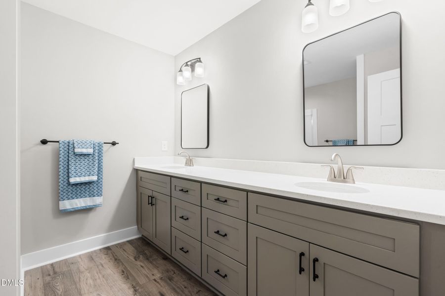2nd FLOOR BATH