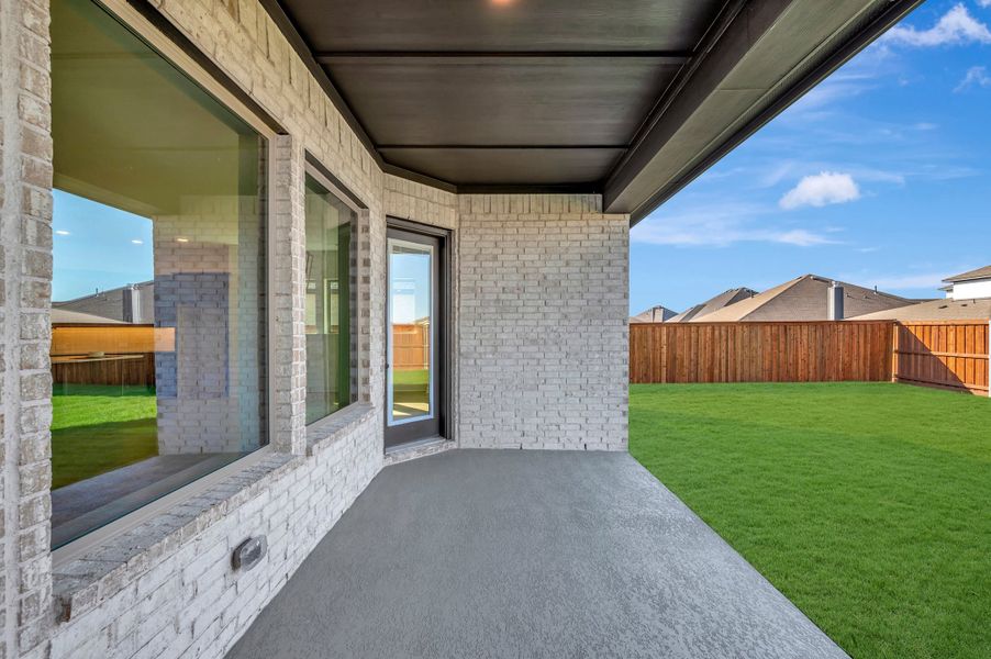 Exterior details and patio area of a home in Myrtle Creek, Waxahachie (Image 21).
