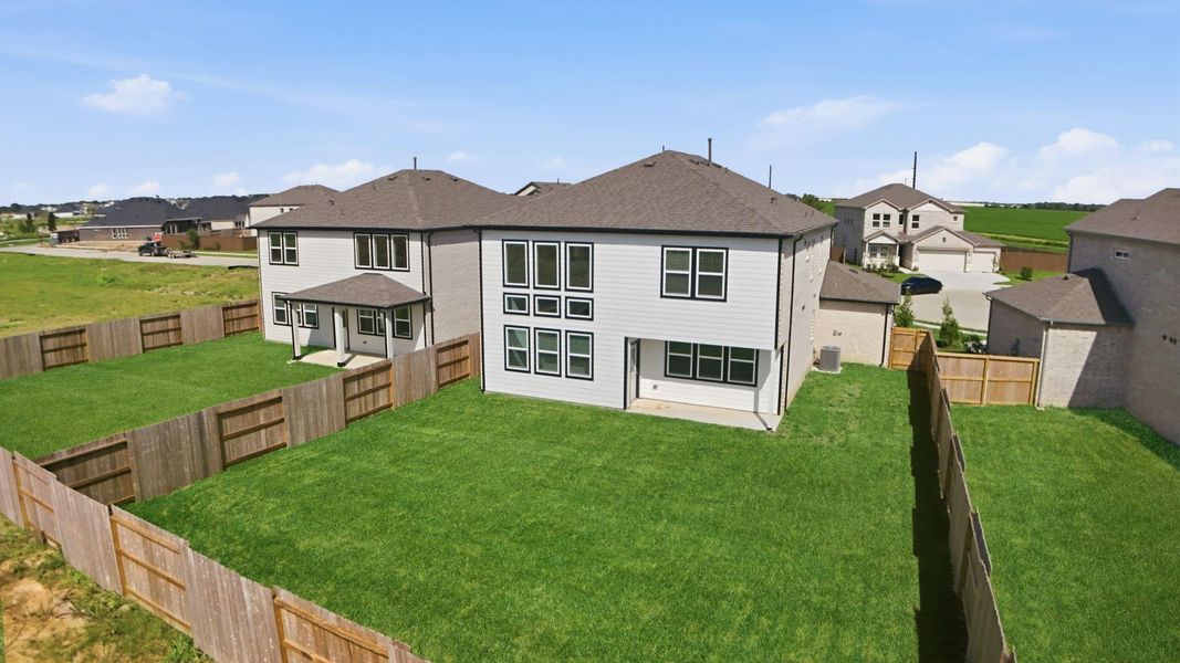 Exterior details and patio area of a home in , Rosharon (Image 3).