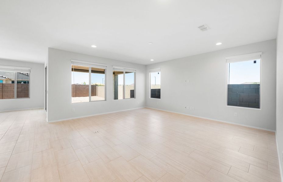 Spacious, unfurnished interior of a new home in Sun City Anthem at Merrill Ranch, Florence (Image 21).