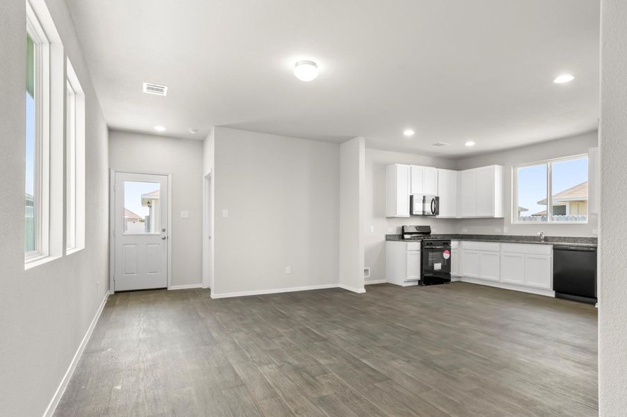 Spacious, unfurnished interior of a new home in Casetta Ranch, Kyle (Image 32).