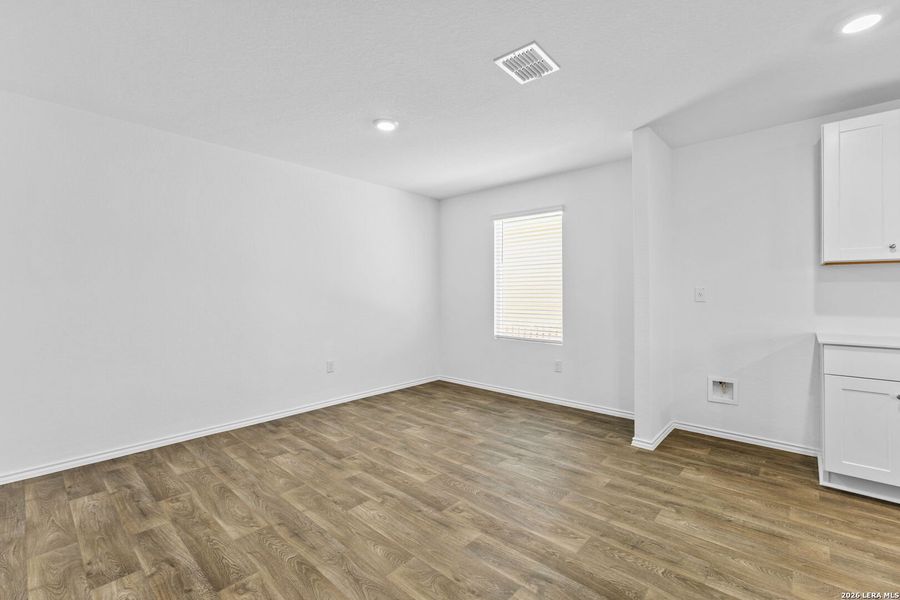 Spacious, unfurnished interior of a new home in Laurel Vistas, San Antonio (Image 18).