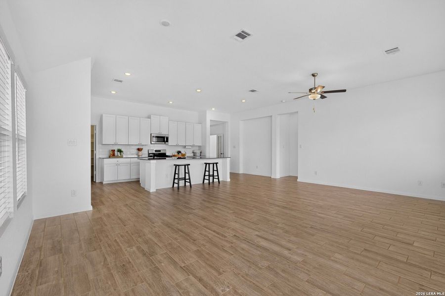 Spacious, unfurnished interior of a new home in , San Antonio (Image 27).