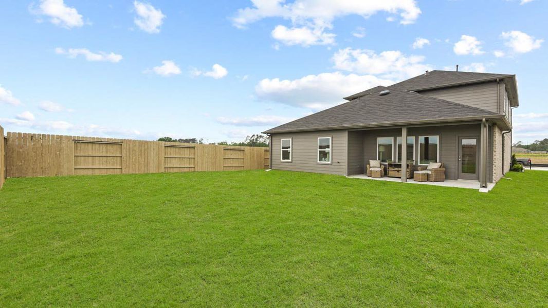 Exterior details and patio area of a home in Lake Conroe Cove, Willis (Image 2).