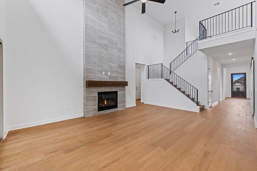 Spacious, unfurnished interior of a new home in The Hollows Canyon - 60', Lago Vista (Image 19).