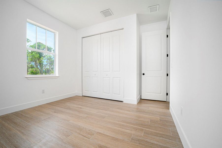 Spacious, unfurnished interior of a new home in , Port Charlotte (Image 17).