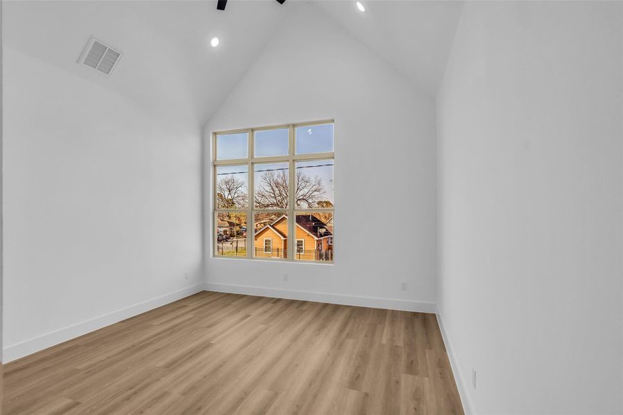 You will love this beautiful and spacious primary retreat with oversized windows, vaulted ceiling and the en-suite bath. You will love this beautiful and spacious primary retreat with oversized windows, vaulted ceiling and the en-suite bath.