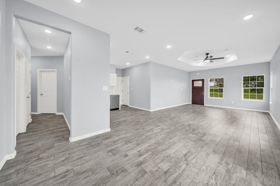 Spacious, unfurnished interior of a new home in , Freeport (Image 8).