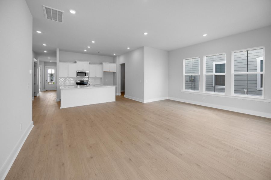 Spacious, unfurnished interior of a new home in Carnes Crossroads, Summerville (Image 7).