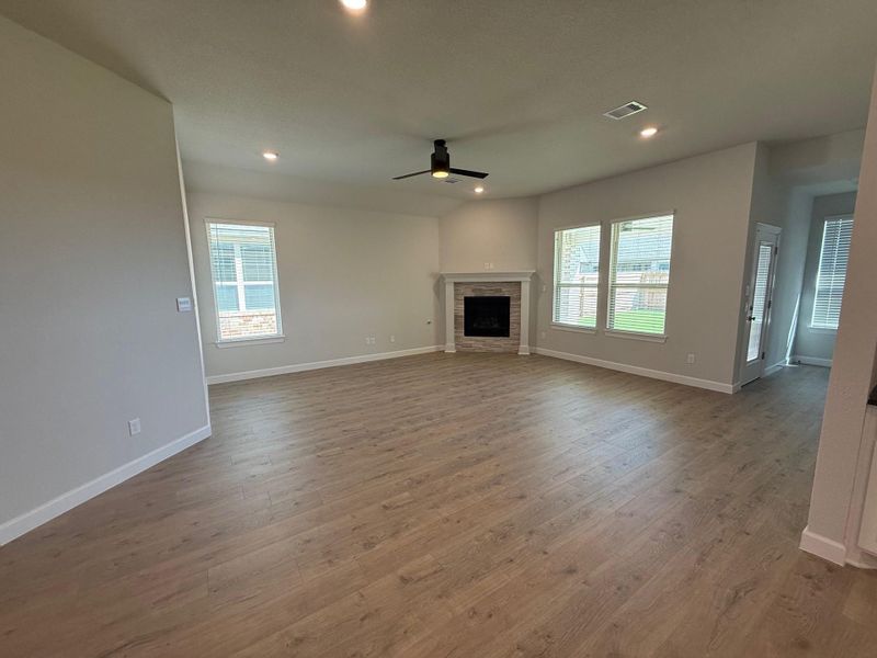 Spacious, unfurnished interior of a new home in Wellborn Settlement, College Station (Image 11).