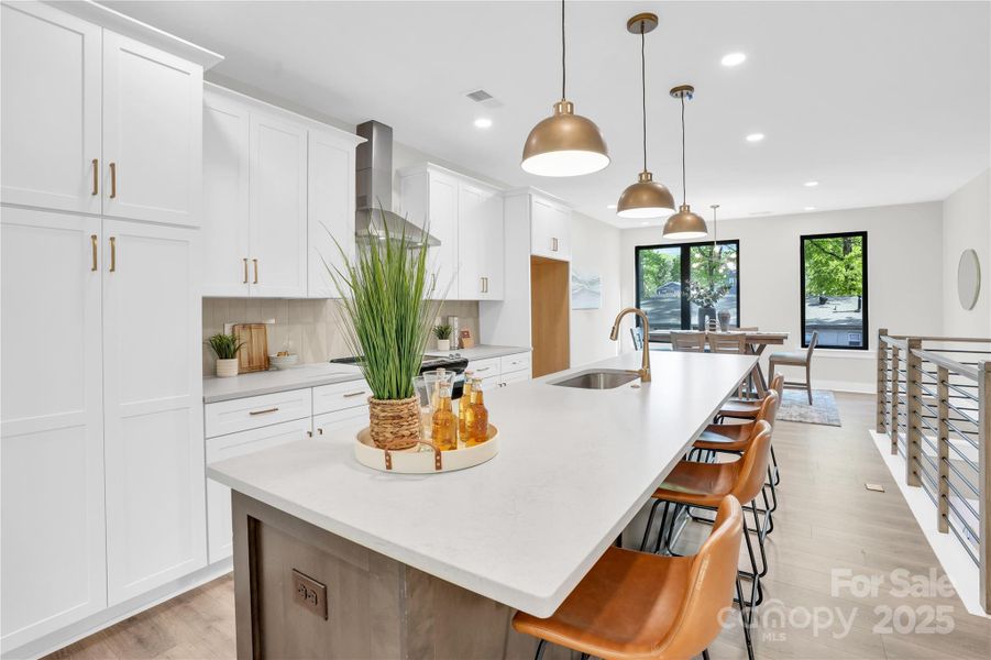 Kitchen (Staged) Kitchen (Staged)