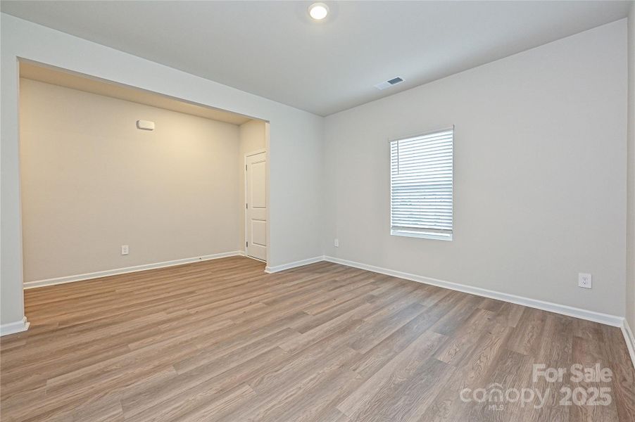 Spacious, unfurnished interior of a new home in Buffalo Ridge, Newton (Image 8).