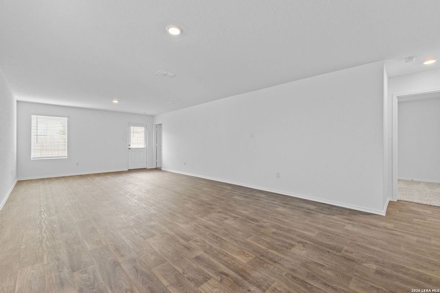 Spacious, unfurnished interior of a new home in Stonehill, San Antonio (Image 16).