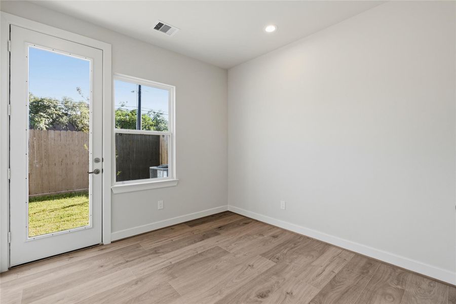 Spacious, unfurnished interior of a new home in Willowbend Point, Houston (Image 18).