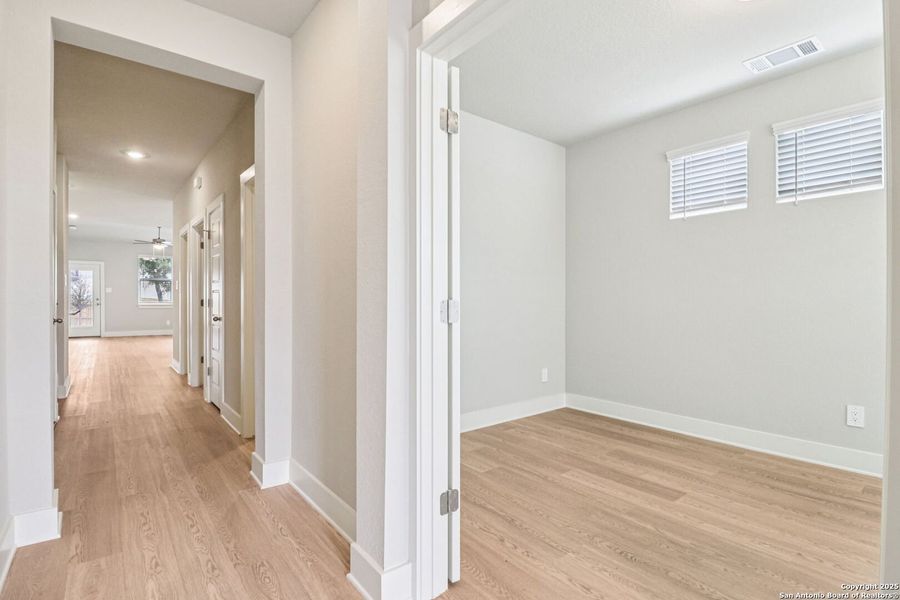 Spacious, unfurnished interior of a new home in Thomas Pond, San Antonio (Image 20). Spacious, unfurnished interior of a new home in Thomas Pond, San Antonio (Image 20).