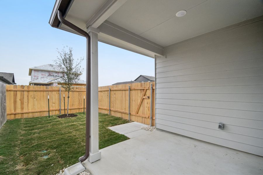 Exterior details and patio area of a home in Porter Country, Buda (Image 3).