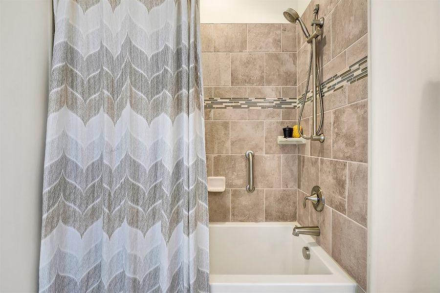 Hamilton Bay, Guest Bathroom