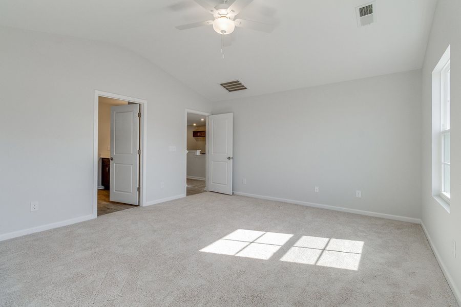 Spacious, unfurnished interior of a new home in Ellington, Elgin (Image 25).