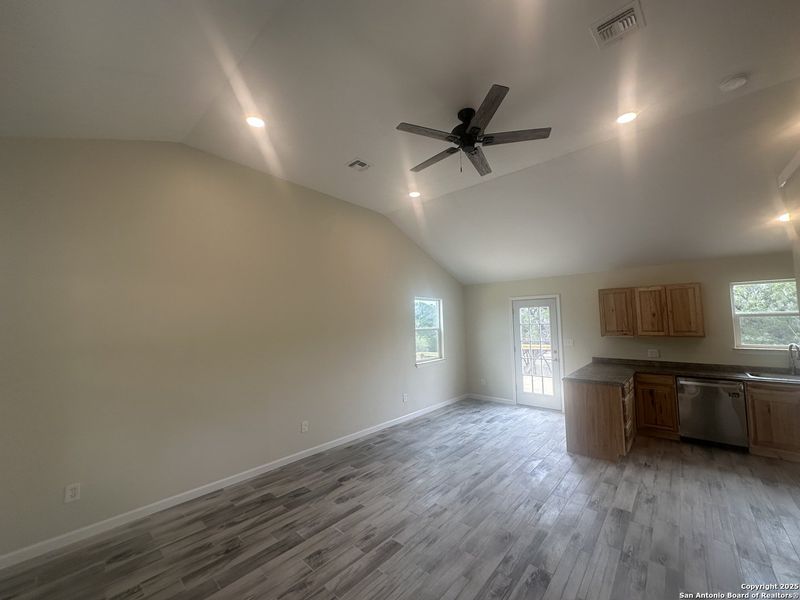 Spacious, unfurnished interior of a new home in , Bandera (Image 17).