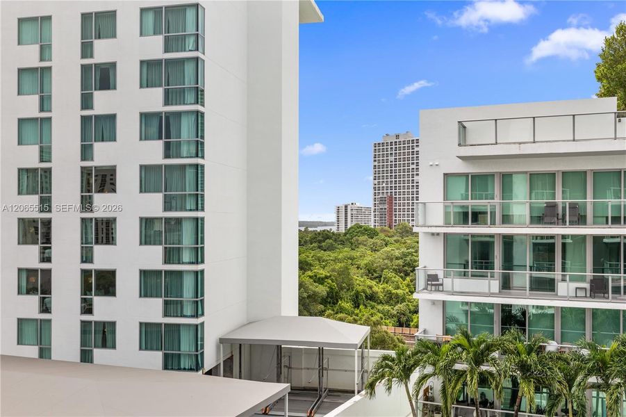 Condo located in Miami, FL showcasing its design and architecture (Image 27).