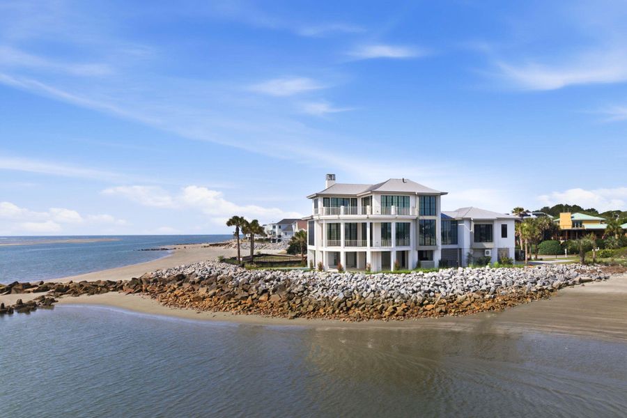 Condo located in Sullivan's Island, SC showcasing its design and architecture (Image 5).