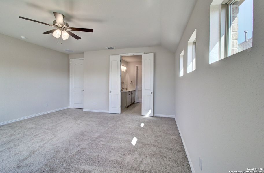 Spacious, unfurnished interior of a new home in Sunflower Ridge, New Braunfels (Image 18).