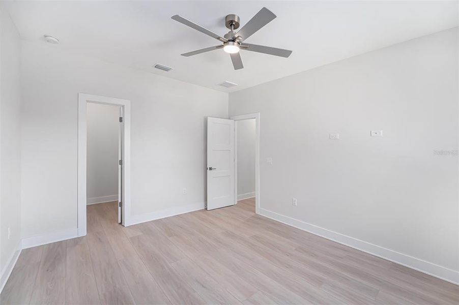 Spacious, unfurnished interior of a new home in , Largo (Image 41).