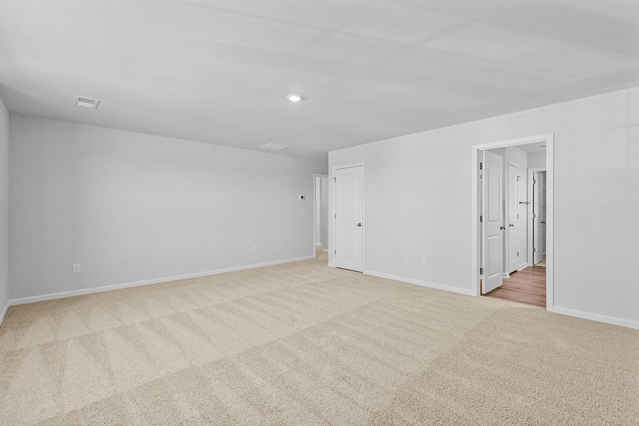 Spacious, unfurnished interior of a new home in Fieldstone, Lexington (Image 32).