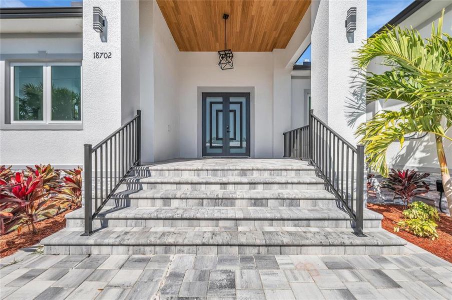 Exterior details and patio area of a home in , Port Charlotte (Image 3).