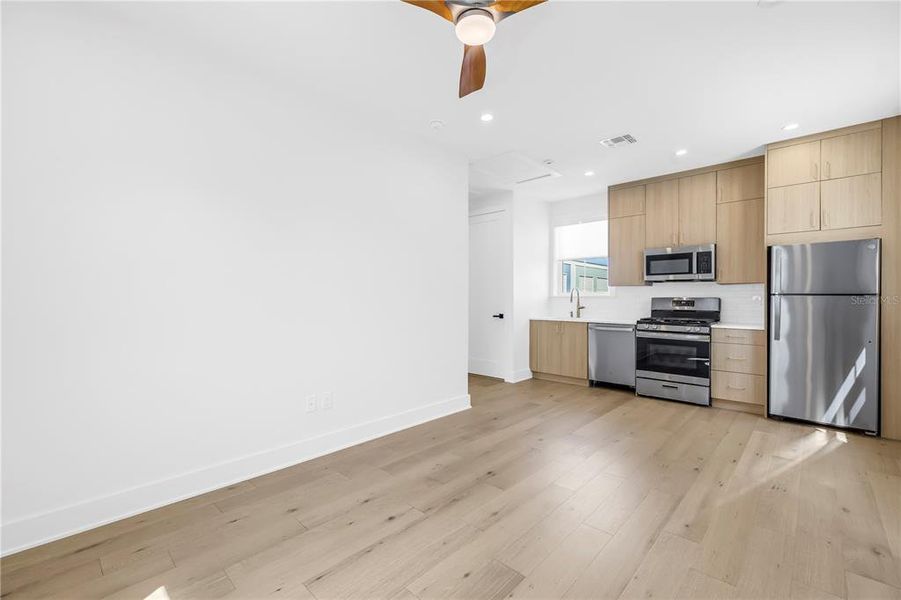 Spacious, unfurnished interior of a new home in , St. Petersburg (Image 20).