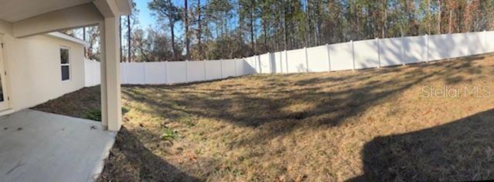 Exterior details and patio area of a home in , Dunnellon (Image 15).